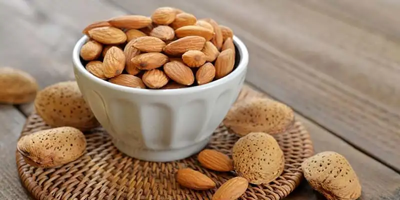 10-فایده-شگفتانگیز-بادام-برای-پوست-و-مو